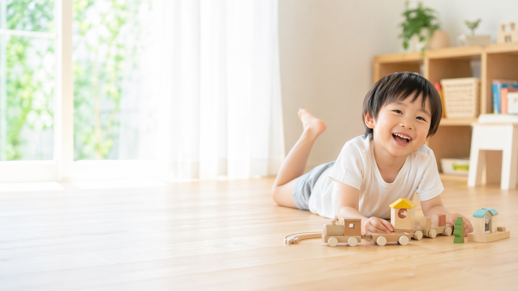明るいリビングで笑顔で遊ぶ子ども